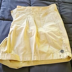 Plus size yellow shorts with pockets
